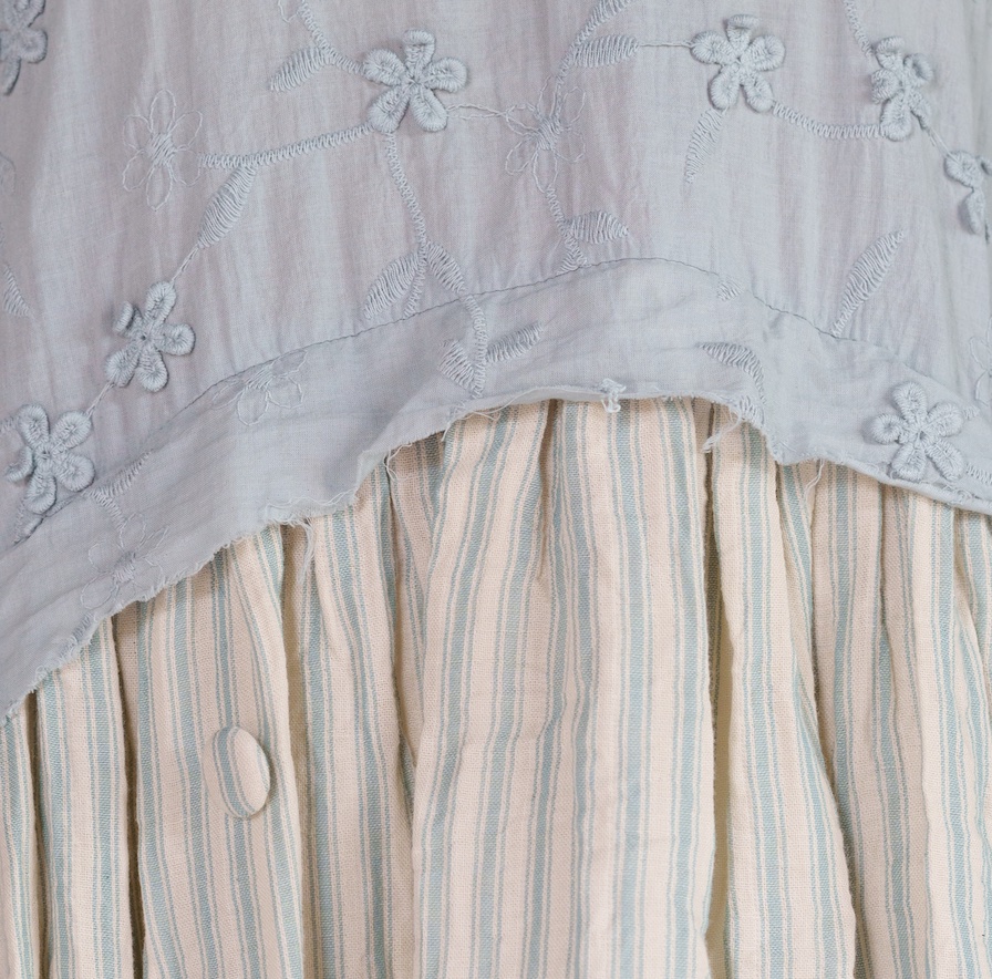 Bleu Broderie et gaz