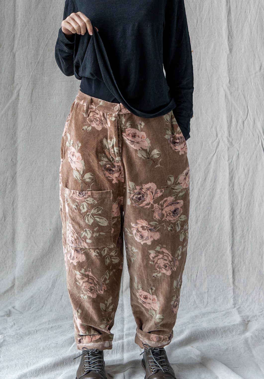 Pantalon Gaston – velours ras- fleurs roses
