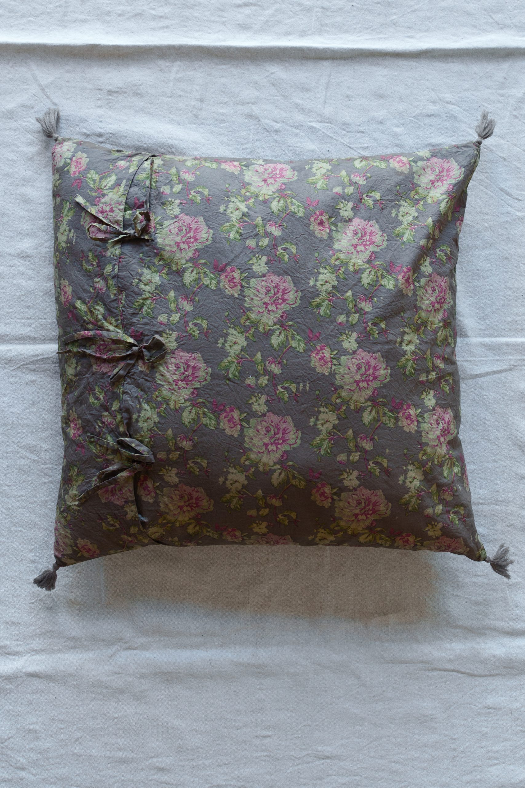 HOUSSE DE COUSSIN PUA -HAVANE FLEURS – COLLECTION SOUS BOIS