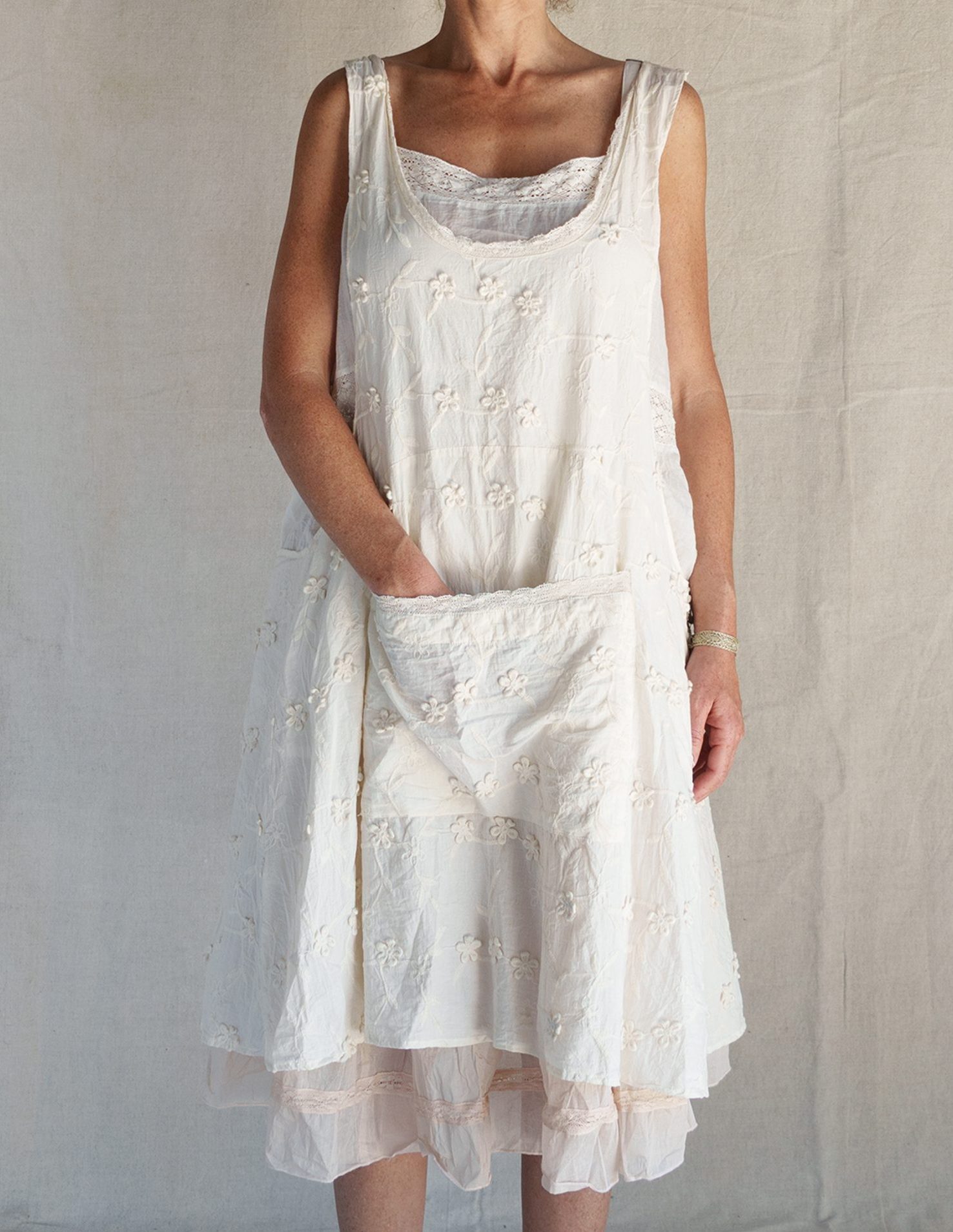 TABLIER -BRODERIE FLEURS